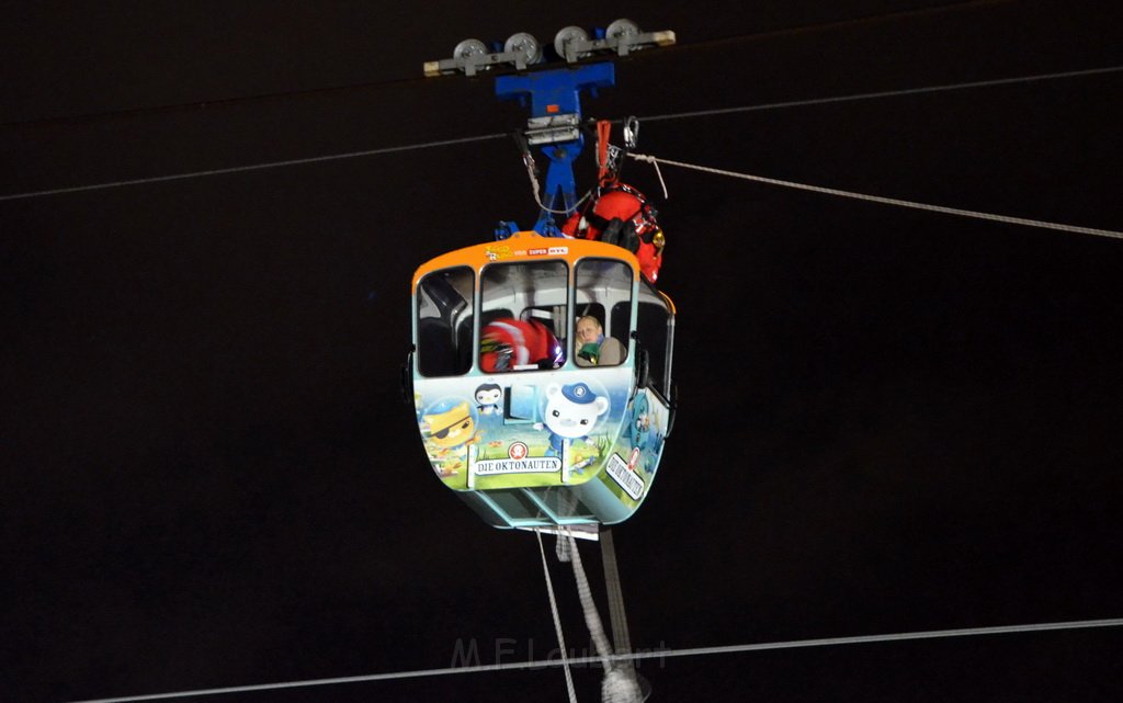 Einsatz BF Hoehenretter Koelner Seilbahn Hoehe Zoobruecke P2476.JPG